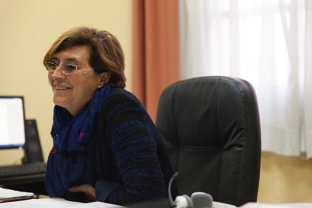 Ana López Jiménez en su despacho de los Servicios Sociales y Comunitarios de la Universidad de Sevilla