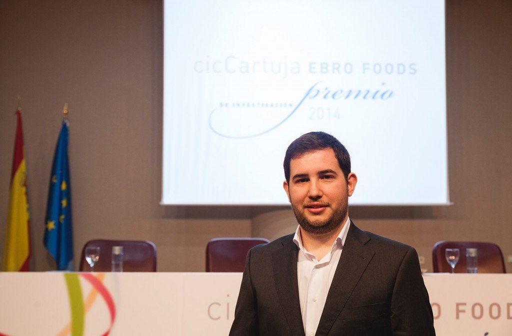 Manuel Macías, del Instituto de Ciencia de Materiales de Sevilla, recibió el primer premio