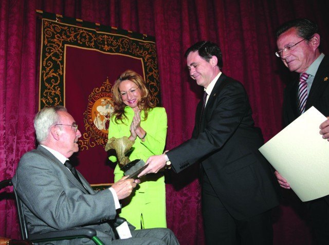 Pumar recibió el Premio CES a la Trayectoria Empresarial de Excelencia, en 2008